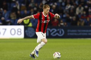 记者：米兰有意尼斯24岁左后卫梅尔文-巴德，尚未展开谈判