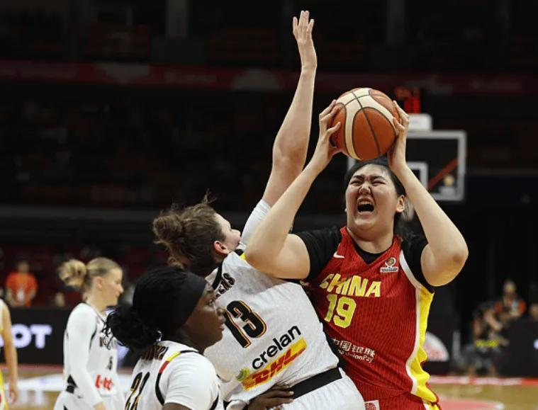 体育资讯-女篮惨败比利时！仅靠张子宇，后场+2内线没法看，进攻战术匮乏